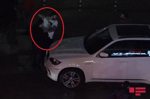 Bakıda gözlənilməz hadisə - bıçaqla insanlara hücum etdi - VİDEO