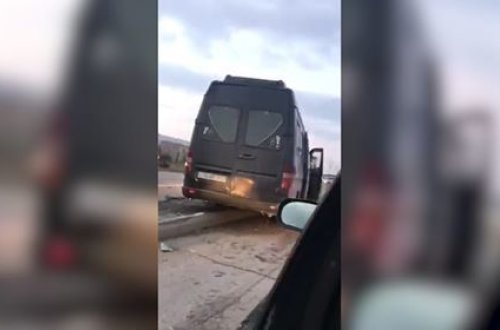 Sumqayıtda mikroavtobus dirəyə çırpıldı: Ölən var - YENİLƏNİB + VİDEO