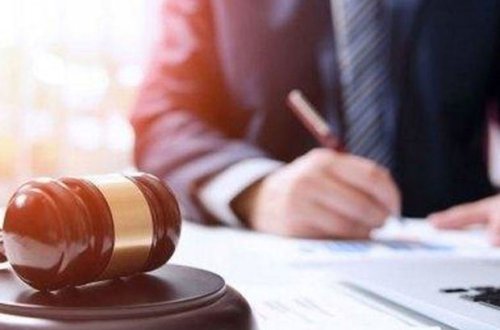 Dövlətə xəyanətdə ittiham edilən jurnalist məhkəməsi qarşısında