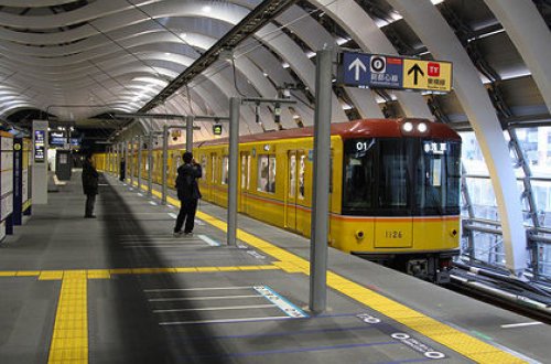 Японец спрятал урну с прахом отца в туалете метро