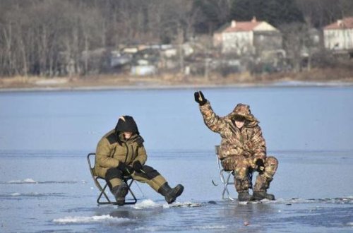 Льдину с 300 рыбаками оторвало от берега - ФОТО