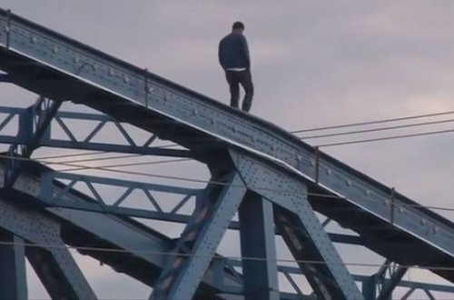 İntihar etmək istəyən şəxsdən qeyri-adi addım: Üşüdüyü üçün... - VİDEO