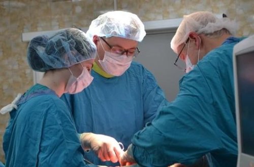 Qadının qarnından 15 kiloqram şiş çıxardılar - FOTO