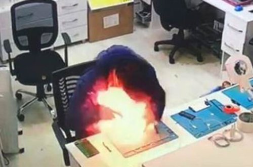 Mobil telefon ustanın əlində partladı - VİDEO