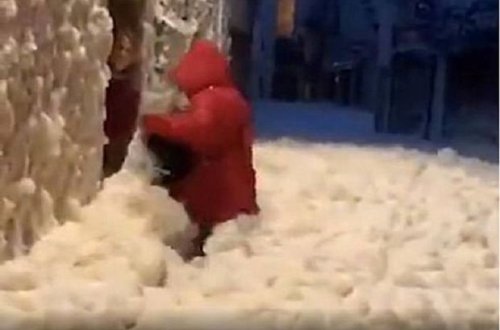 Шторм в Испании: город заполонила морская пена - ВИДЕО