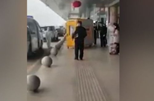 Dəhşətli virusa yoluxmuş sərnişini aeroportdan belə çıxardılar - VİDEO