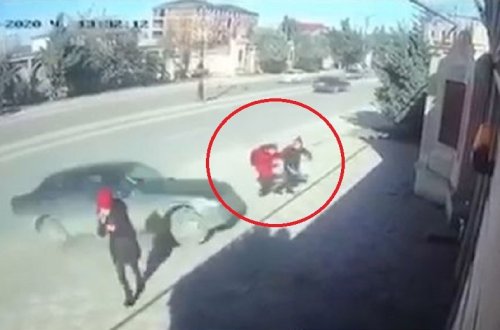 Xırdalanda dəhşət: Avtomobil iki şagirdi vurdu - ANBAAN VİDEO