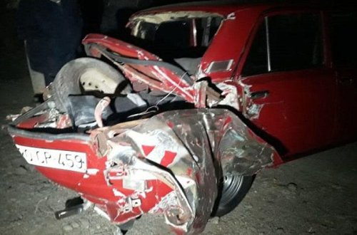 Azərbaycanda DƏHŞƏTLİ QƏZA - Avtomobil qatarla toqquşub, xəsarət alanlar var - FOTO