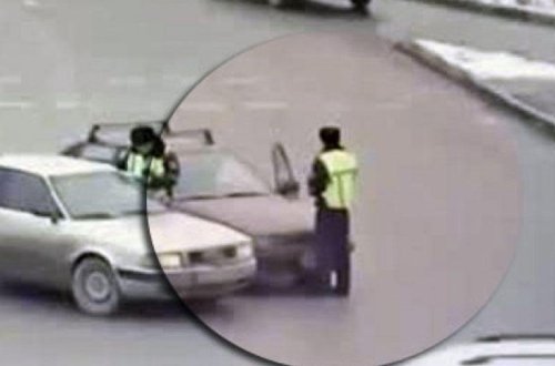 Avtomobillə yol polisini vurub kapotun üzərində 3 kilometr sürüdü - VİDEO