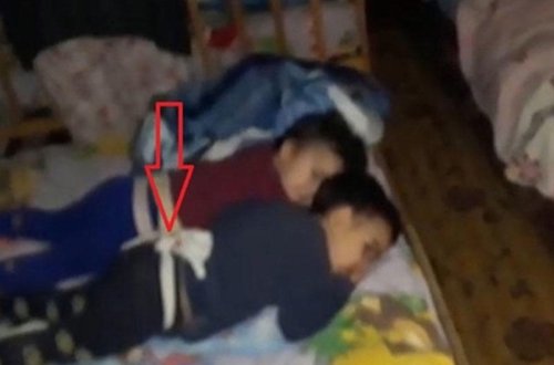 Gəncə Körpələr Evində biabırçı mənzərə - Uşaqları bir-birinə bağladılar - VİDEO