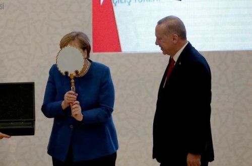 Merkelin Türkiyədə verilən hədiyyəyə maraqlı reaksiyası - FOTO