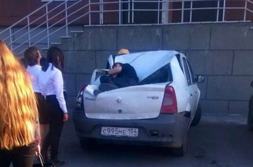 Gənc qız 9-cu mərtəbədən yıxıldı, ayağa qalxıb yeridi - ŞOK VİDEO