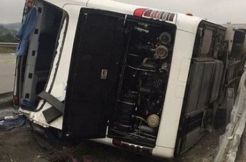 Тяжелое ДТП в Баку: автобус и легковой автомобиль упали с моста, есть пострадавшие