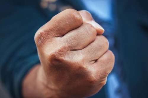 В Баку 50-летний мужчина попал в больницу после избиения