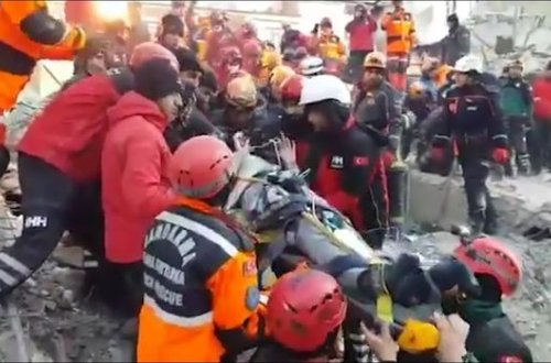 Türkiyədə 11 saat dağıntılar altında qalan qadını belə xilas etdilər - VİDEO