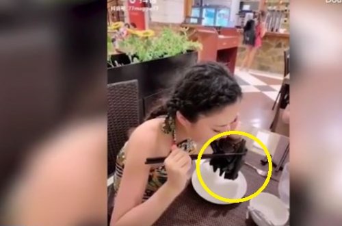 Çinli qız yarasanı belə yeyir - Ürək bulandıran görüntü