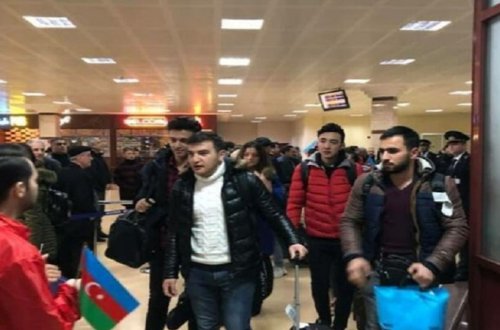 Türkiyənin zəlzələ bölgəsindən Bakıya gələn tələbələr belə qarşılandı (VİDEO)