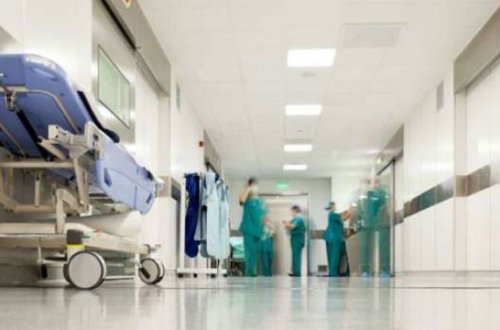 Xırdalanda avtomobili əzilən sürücü bıçaqlanıb