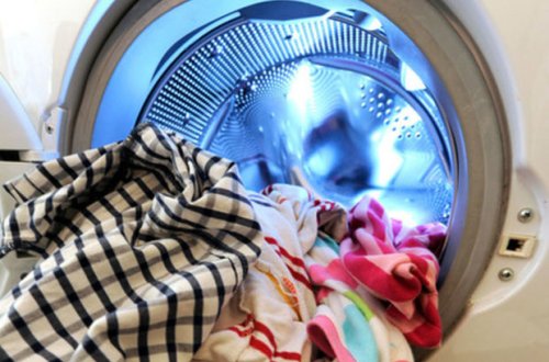 Ana yeni doğulmuş uşağını paltaryuyan maşında yudu