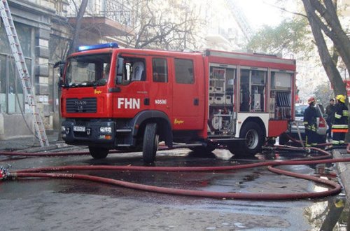 В Гяндже горит салон красоты