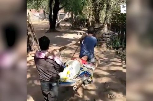 Врач восемь часов нес истекающую кровью роженицу в больницу и спас ей жизнь - ВИДЕО