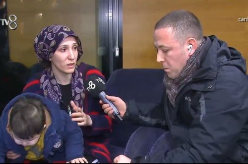 Dağıntılar altından çıxarılan azərbaycanlı qadın: “Ərimə dedim, evinə baxma, evimiz qucağımızdadır” - VİDEO