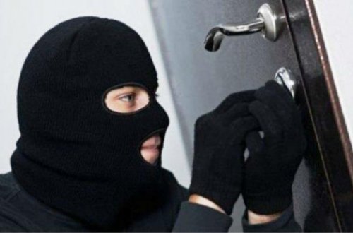 Baş redaktorun evini soyub, bacısının cehizlərini apardılar - Bakıda