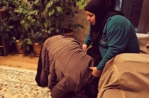 Azərbaycanda deputatlığa namizəd şəhid anasının ayağından öpdü - FOTO