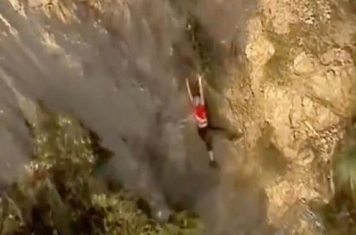 Мужчина спас туристку за секунду до смерти – ВИДЕО