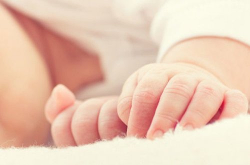 Qadın 8 aylıq övladını 5 min dollara satmaq istədi