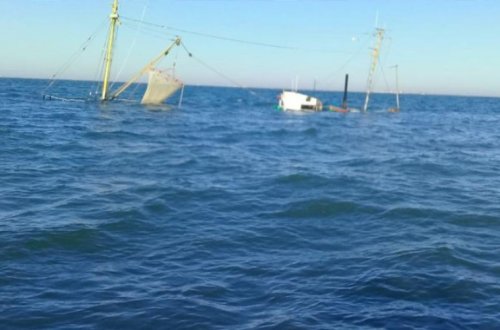 Xəzərdə balıqçı gəmisi batdı: 4 nəfər xilas edildi - FOTOLAR