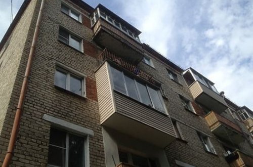 В Баку пожилой мужчина умер после падения с крыши