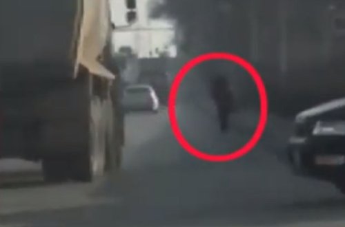 Bakıda qadın yolda dayanıb sürücüləri belə aldadır - VİDEO