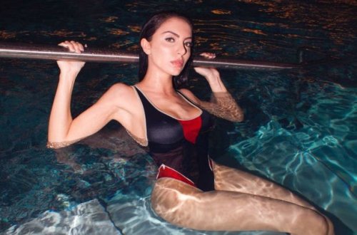 Cazibədar modeldən ehtiraslı paylaşımlar - FOTO