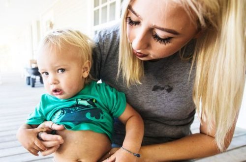 Müəllim uşağın qarnına anası üçün mesaj yazdı - FOTO