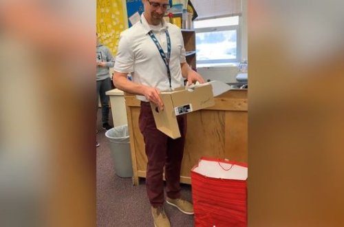 Şagirdlərin hədiyyəsini görən müəllim göz yaşlarını tuta bilmədi - VİDEO