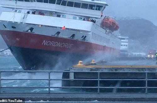 Qəfil başlayan qasırğa kruiz gəmisində qorxulu anlar yaşatdı - VİDEO