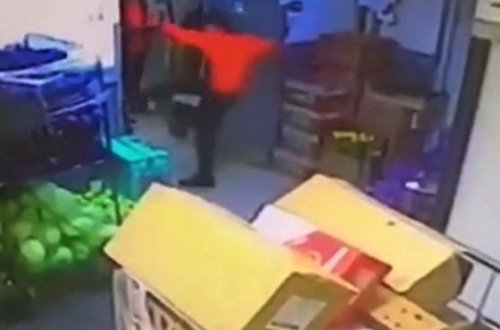 Oğrunu bir zərbə ilə öldürdü - VİDEO