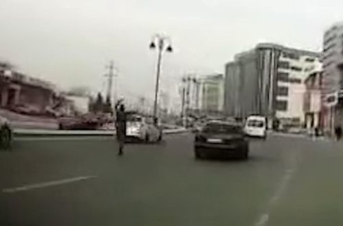 В Баку мужчина танцевал посреди автотрассы - ВИДЕО