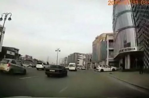 Bakıda yolun ortasında rəqs edərək, maşınları təpikləyən şəxslə bağlı RƏSMİ AÇIQLAMA