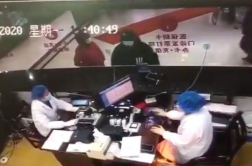 Koronavirusdan şübhələnib xəstəxanaya gəldi: Dərman olmadıqda həkimlərə öskürdü - VİDEO