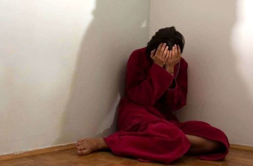 Ağcabədidə şizofreniya xəstəsi gəlinlərini dəhrə ilə yaralayıb intihar etdi