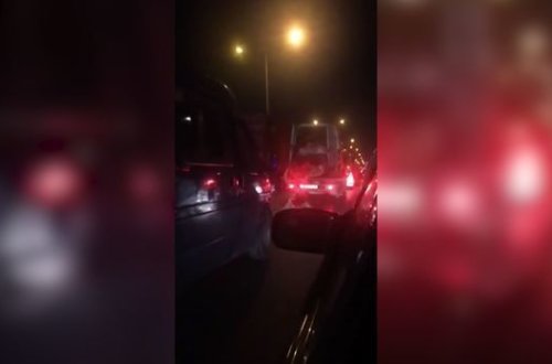 Эвакуатор на трассе Баку - Сумгайыт создал опасную ситуацию - ВИДЕО