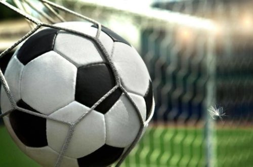 В Турции мужчина умер во время игры в футбол - ФОТО