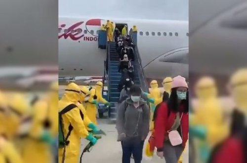 Так в Индонезии встречают авиапассажиров из Китая – ВИДЕО