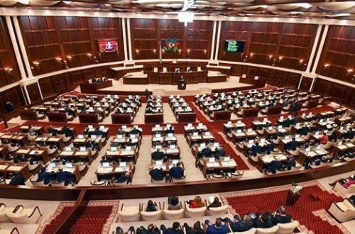 Ряд депутатов выносит личные вещи из кабинетов