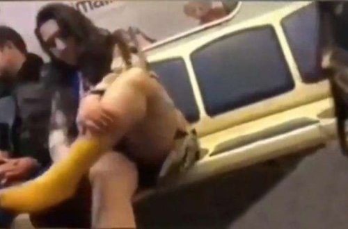 Bakı metrosunda bu da oldu: Qadın görün nə etdi - VİDEO