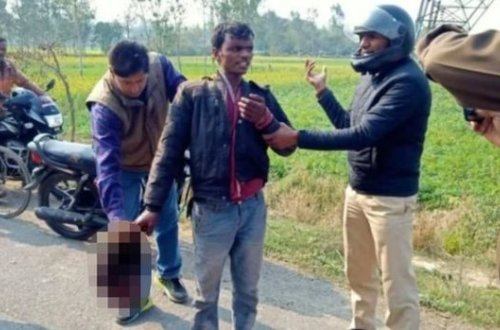 Hindistanlı həyat yoldaşının başı ilə gəzərək küçədə dövlət himnini oxudu