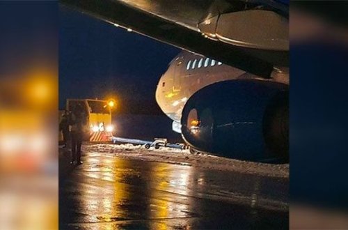 Пассажирский самолет выкатился за пределы взлетно-посадочной полосы