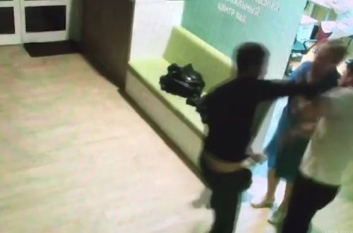 Azərbaycanlı Rusiyada həkimi və tibb bacısını döydü - VİDEO